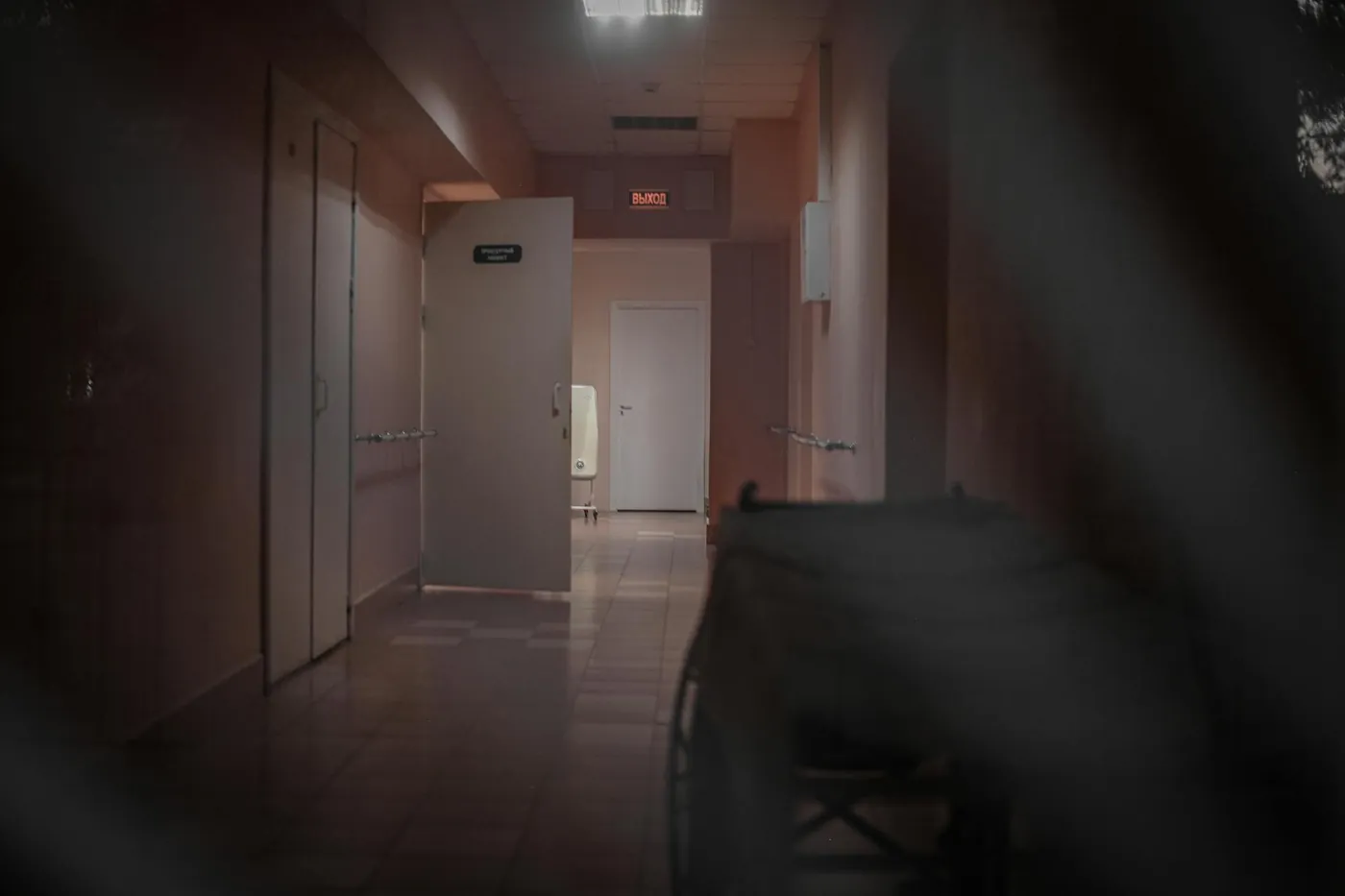 医院放射科走廊防辐射铅门安装实景